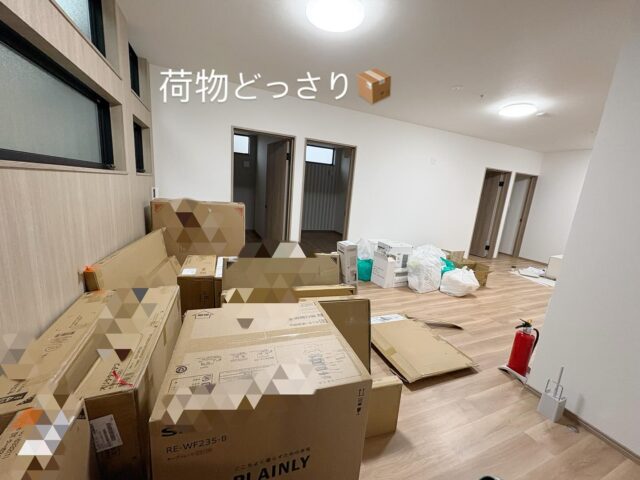 こんばんは♪
レゴハウスかつらぎです🏠
突然の豪雨だったり、最近天候が荒れていますね
みなさんも災害に気をつけて下さいね🥺

さて昨日は、出来上がったばかりの施設に荷物がたくさん届きました📦
1階、２階とすんごい物量でしたが
まるで引越しした様な新鮮な気持ちになり、ウキウキでお片付けに没頭しました！私は細々した物を片付けする係で組立などは得意なスタッフがいますのでお任せしました🤲

そして、本日は弊所を気になってお問い合わせ下さったご家族様と相談員様が見学に来て下さいました♪

足元の悪い中、来所いただき感謝申し上げます☺️

新生活でグループホームをお探しの方！ぜひ一度お問合せください🧩
生まれたての施設で〝自分らしく〟のんびり生活しませんか？🏠
入居者様募集中です😊✨

#グループホーム
#障がい者グループホーム
#共同生活援助
#レゴハウスかつらぎ
#入居者募集中
#新築
#南大阪
#岸和田市
#和泉市
#堺市
#貝塚市
#強度行動障害
#重度知的障がい者